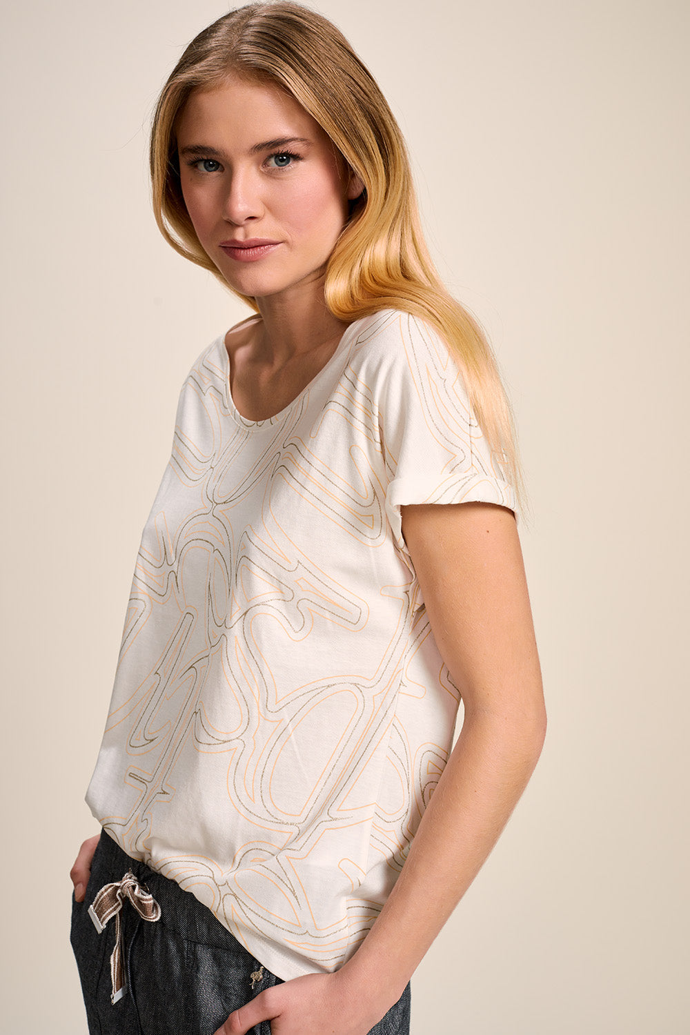 Ecru T-shirt met kalligrafieprint