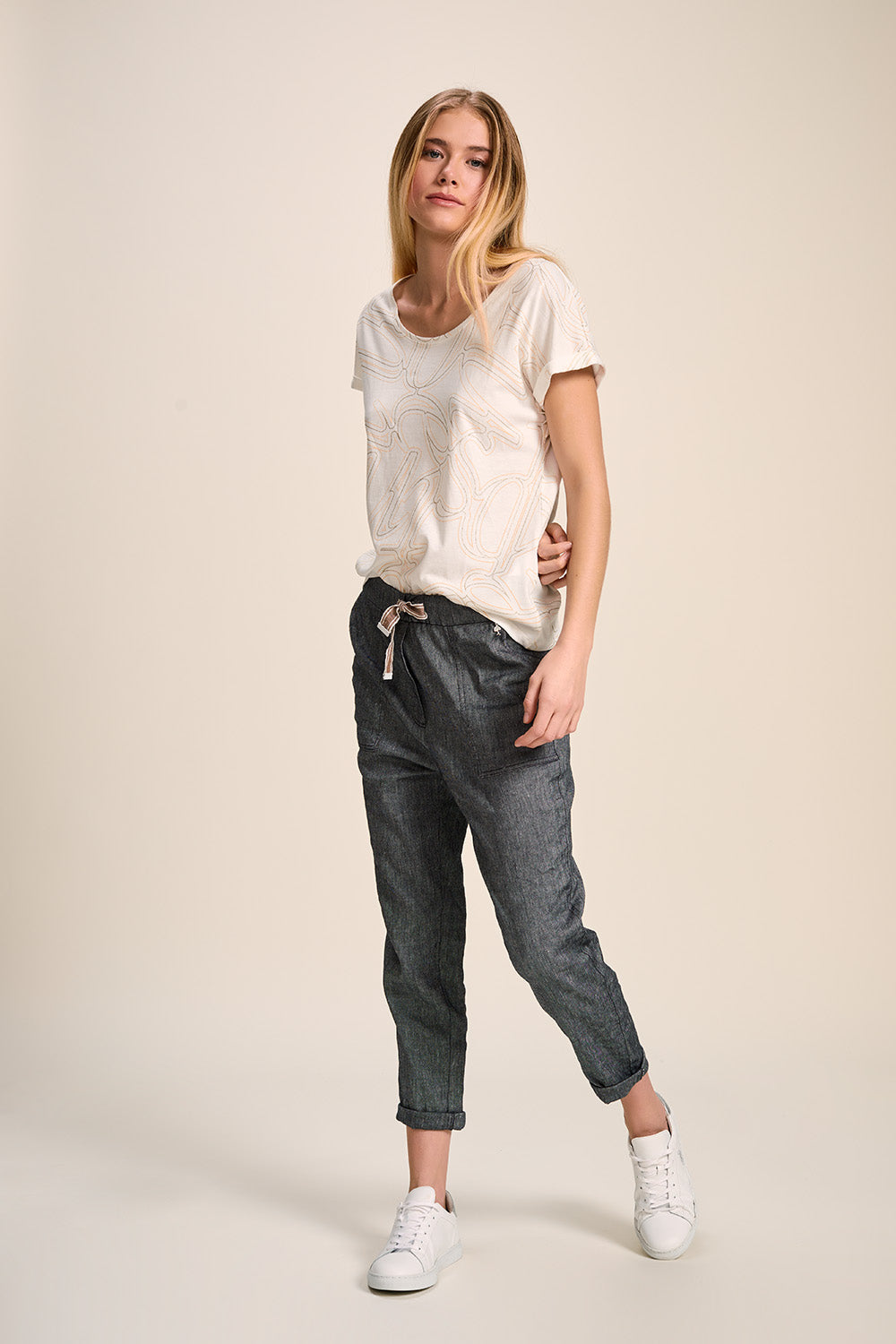 Ecru T-shirt met kalligrafieprint