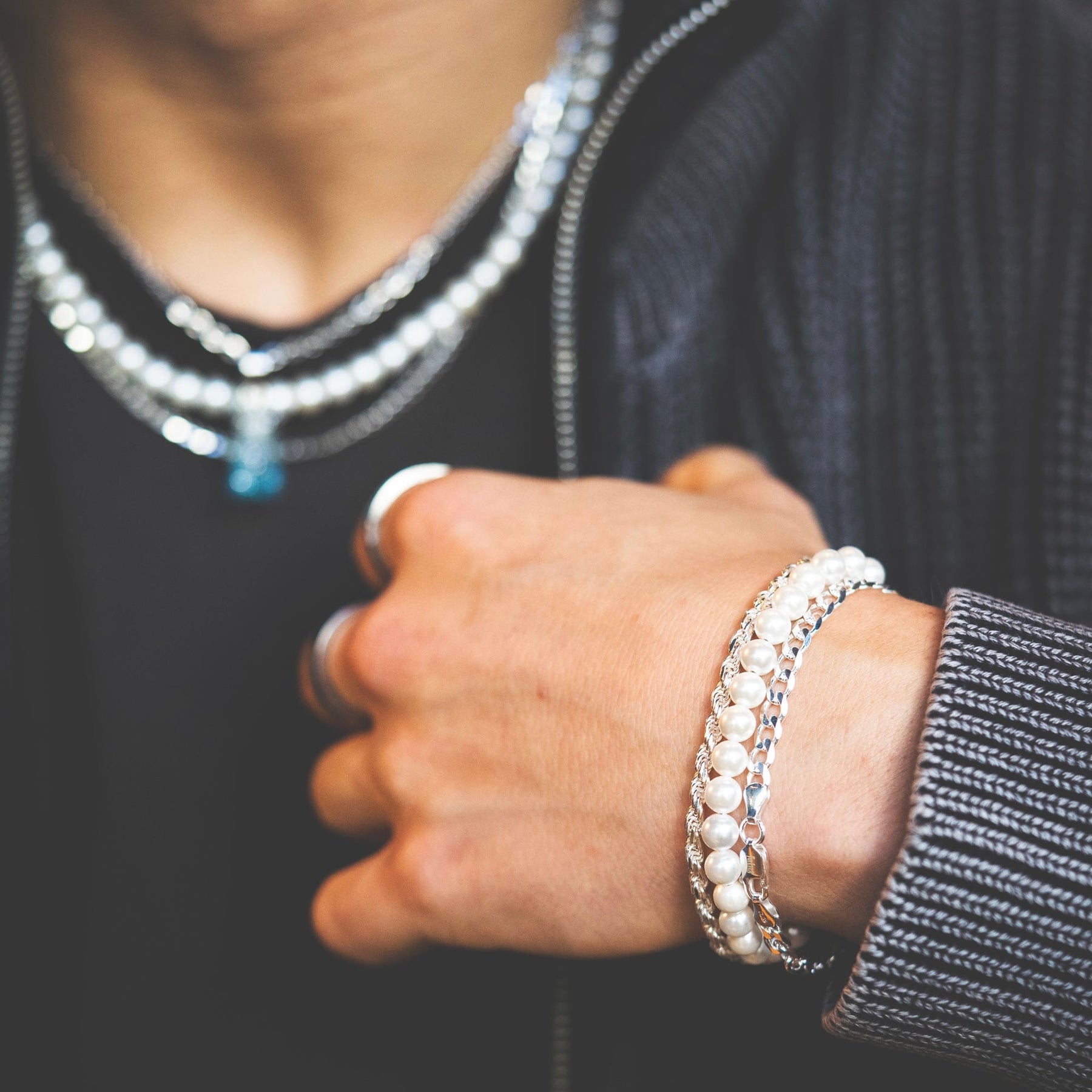 Elegant Waves Bracelet – Verstelbare Armband van Hoogwaardige Glazen Waskralen in Broken White Shine voor Elke Gelegenheid