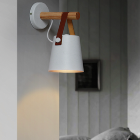 Scandinavische LED-Wandlamp van Hout met Leren Riempje voor Slaapkamer en Woonkamer