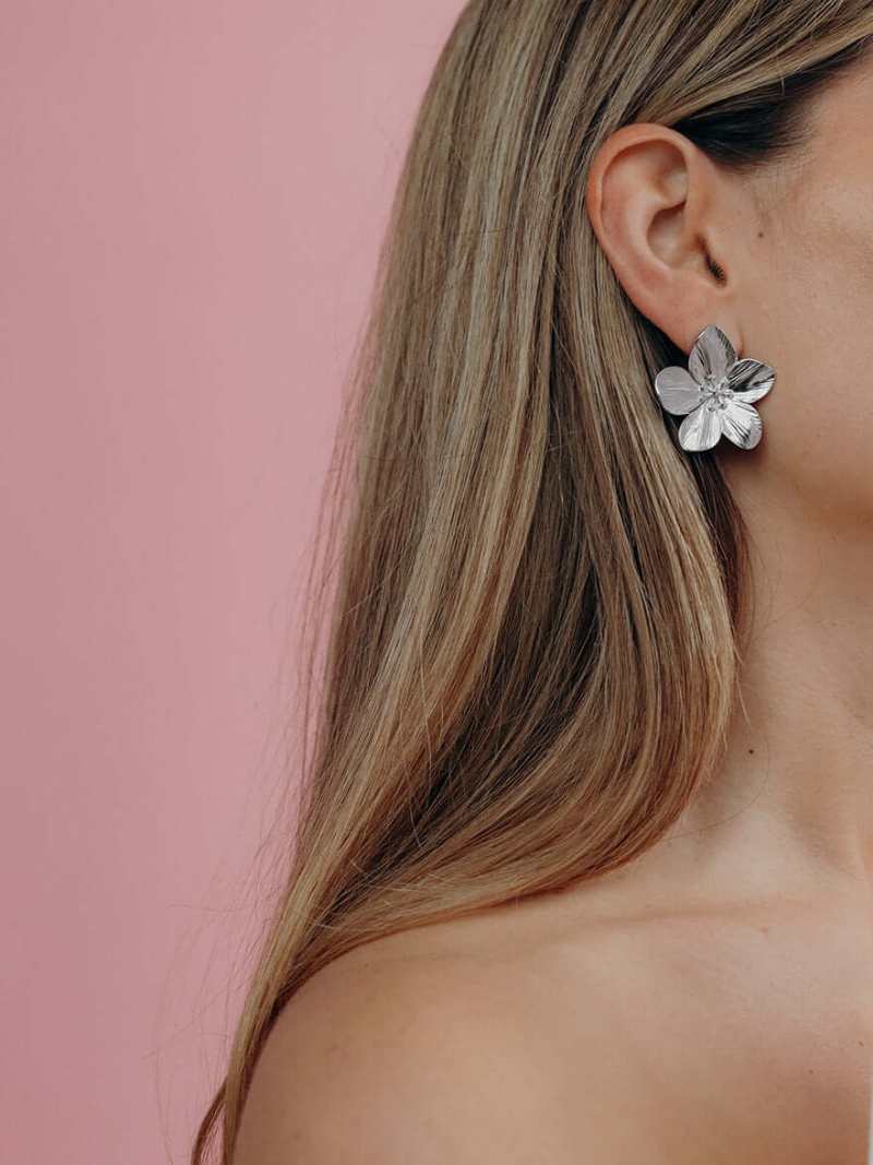 Eternal Blossom Earrings – Elegante 14K Vergulde Oorbellen met Delicate Bloemenmotieven voor Tijdloze Schoonheid