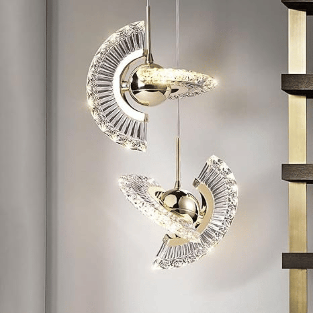 Stijlvolle LED Hanglamp met Gouden Afwerking en Drie Verlichtingsinstellingen voor Modern Interieur