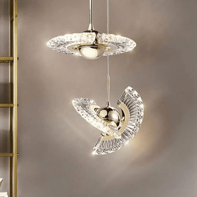 Stijlvolle LED Hanglamp met Gouden Afwerking en Drie Verlichtingsinstellingen voor Modern Interieur