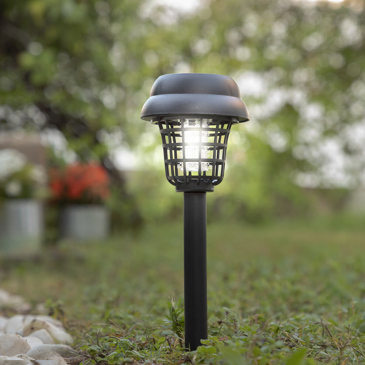 Zonne-Tuinlamp met UV-Muggenbestrijding - Milieuvriendelijke Verlichting voor je Tuin