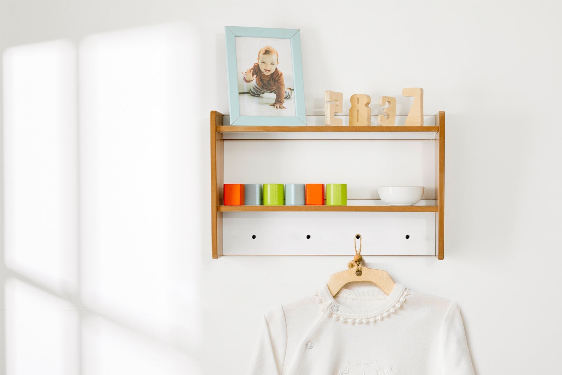 Crane Wandhanger Organisator voor Babykamer – Veilig, Ruimtebesparend en Kindvriendelijk met Planken en Haken