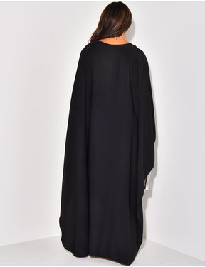 Liora Cape Jurk – Elegante Vloeiende Pasvorm en Tijdloze Stijl voor Elke Gelegenheid