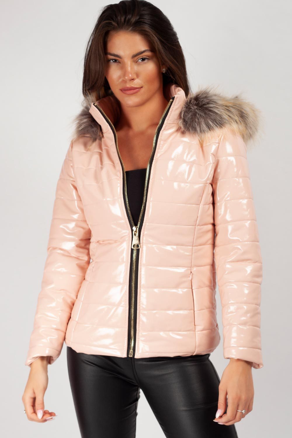 Zwarte Glanzende Dames Pufferjack met Faux Fur Capuchon: Warm, Winddicht en Modieus