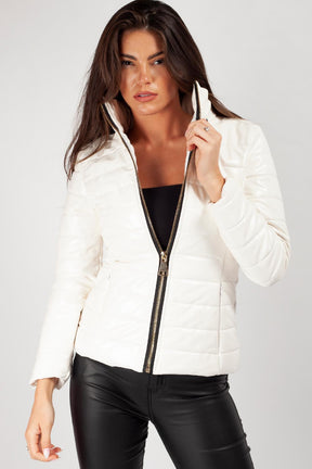 Zwarte Glanzende Dames Pufferjack met Faux Fur Capuchon: Warm, Winddicht en Modieus