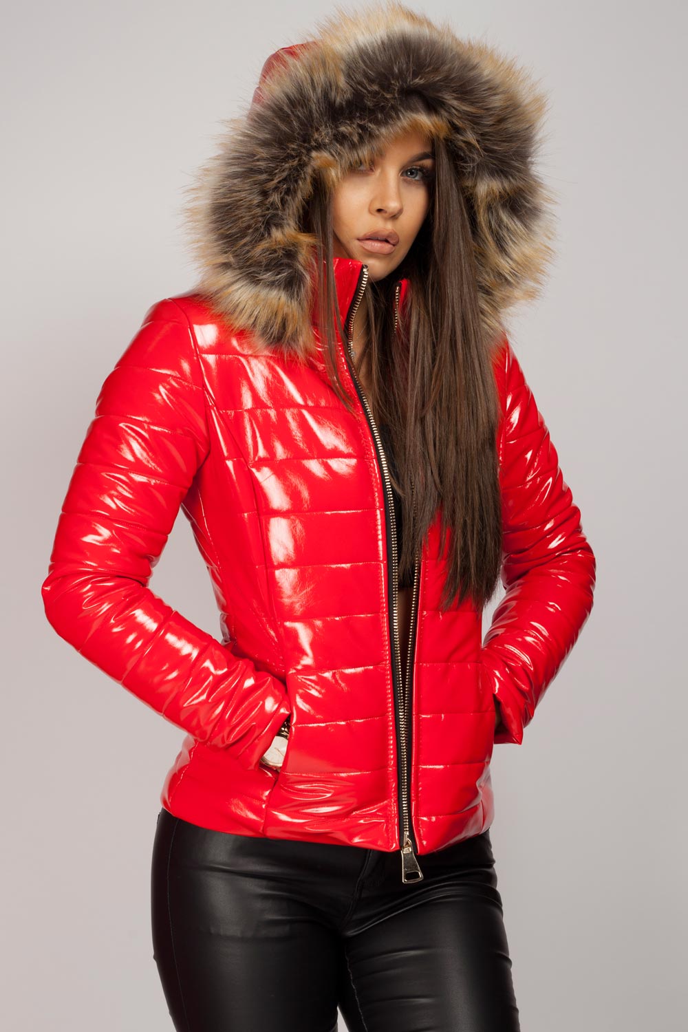 Zwarte Glanzende Dames Pufferjack met Faux Fur Capuchon: Warm, Winddicht en Modieus