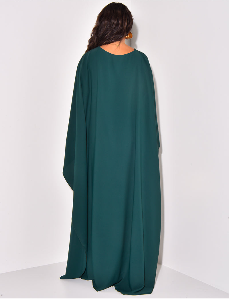 Liora Cape Jurk – Elegante Vloeiende Pasvorm en Tijdloze Stijl voor Elke Gelegenheid