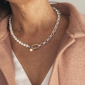 Mila Ketting: Chic en Feminin met Zilveren en Gouden Parels