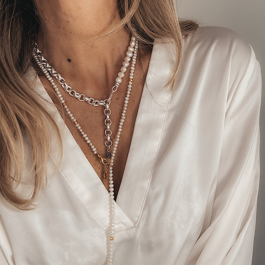 Mila Ketting: Chic en Feminin met Zilveren en Gouden Parels