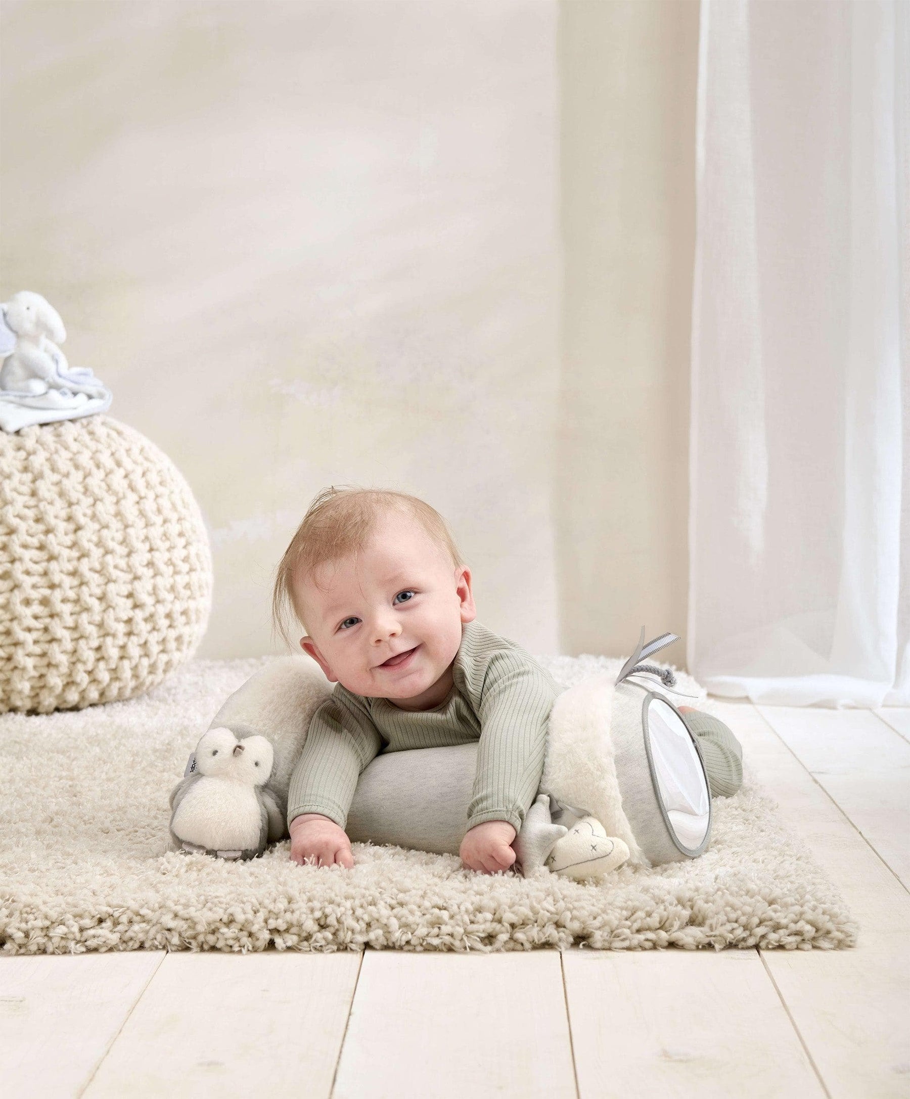 Stimuleer de Ontwikkeling van Je Baby met de Avontuurlijke Rol voor Tummy Time!