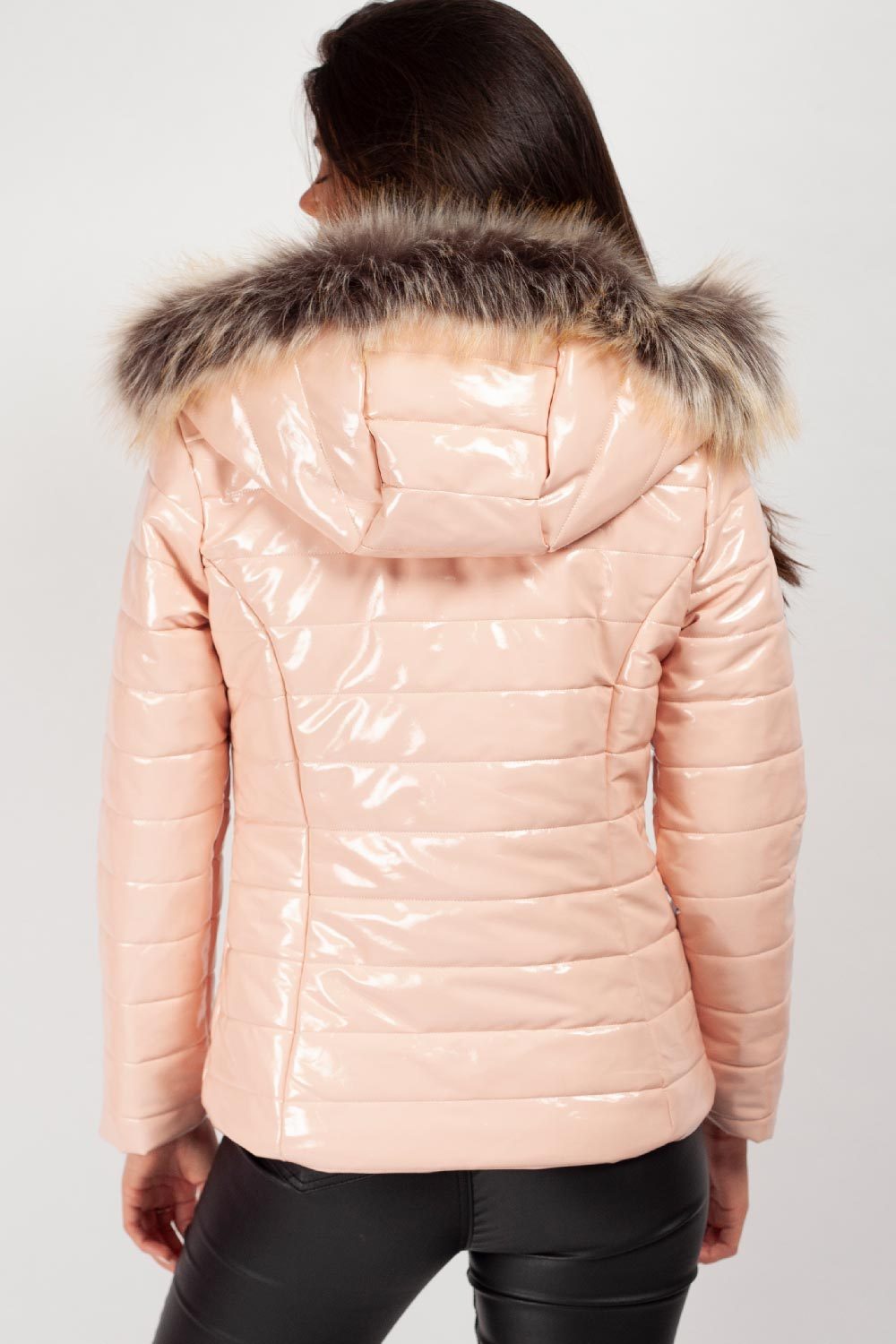 Zwarte Glanzende Dames Pufferjack met Faux Fur Capuchon: Warm, Winddicht en Modieus