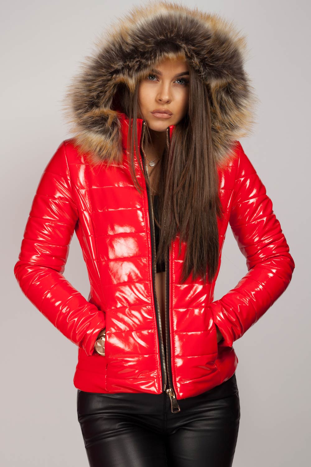 Zwarte Glanzende Dames Pufferjack met Faux Fur Capuchon: Warm, Winddicht en Modieus