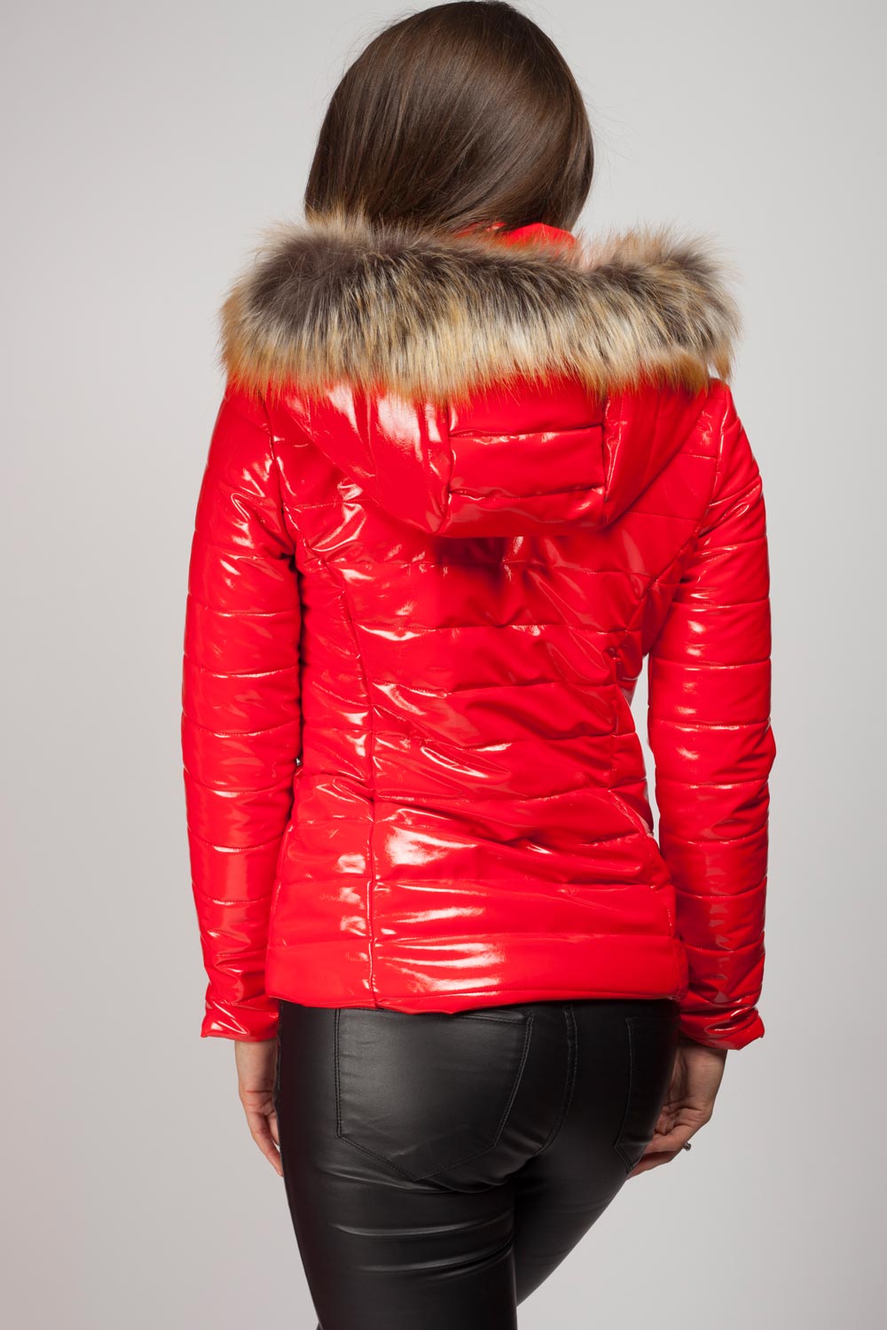 Zwarte Glanzende Dames Pufferjack met Faux Fur Capuchon: Warm, Winddicht en Modieus