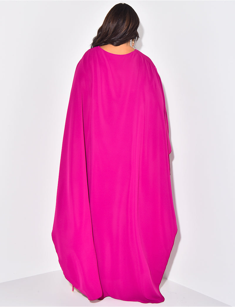 Liora Cape Jurk – Elegante Vloeiende Pasvorm en Tijdloze Stijl voor Elke Gelegenheid