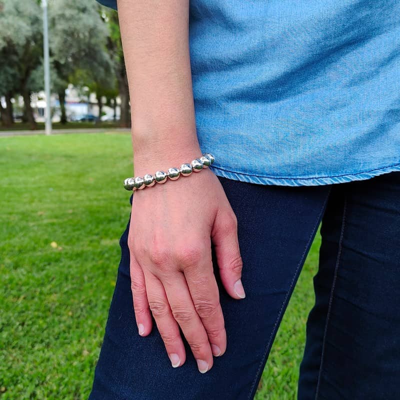 Handgemaakte armband met zilveren kralen: Verstelbaar en uniek ontwerp voor een stijlvolle look.