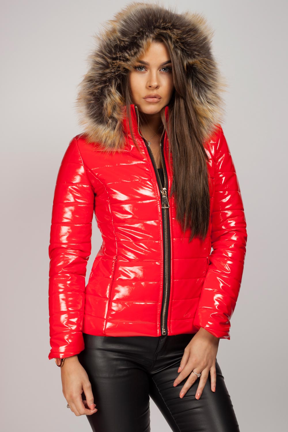 Zwarte Glanzende Dames Pufferjack met Faux Fur Capuchon: Warm, Winddicht en Modieus